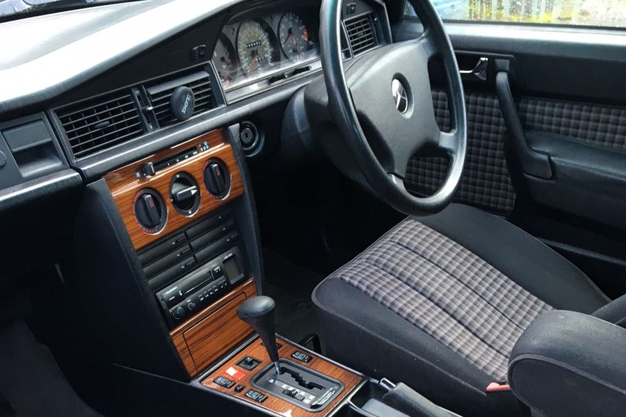 1989 Mercedes-Benz 190E Image 3