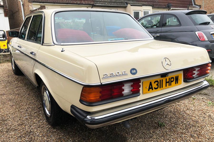 1983 Mercedes-Benz W123 Image 2