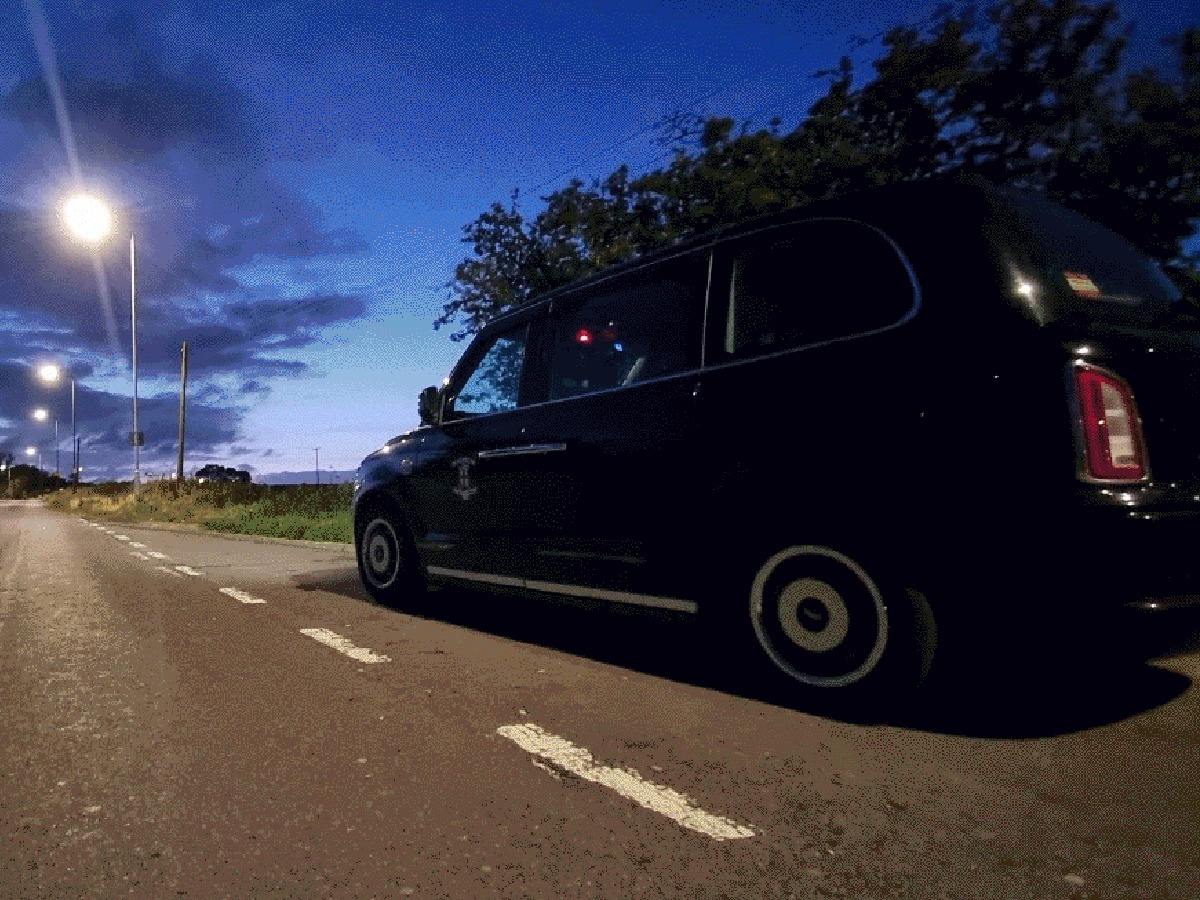 2019 LEVC TX Image 8