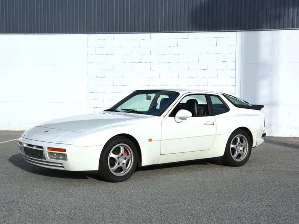 1989 Porsche 944 Image 2