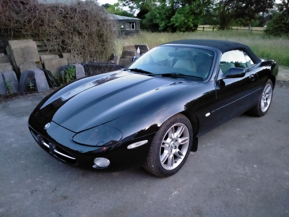 2000 Jaguar XK8 Image 2