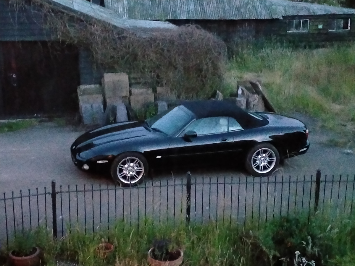 2000 Jaguar XK8 Image 3