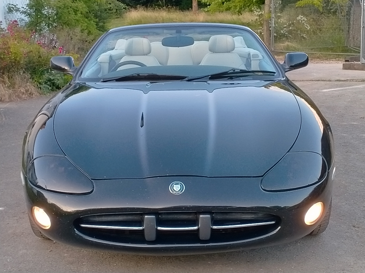 2000 Jaguar XK8 Image 5