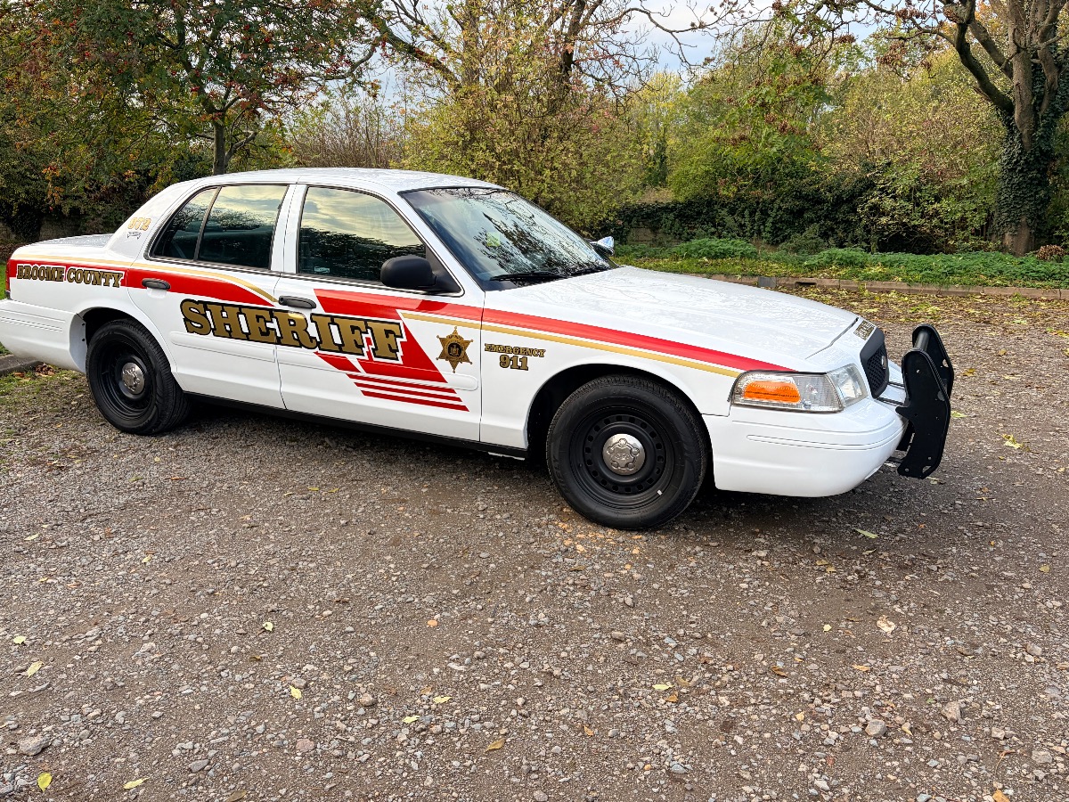 1999 Ford Crown Victoria Image 2