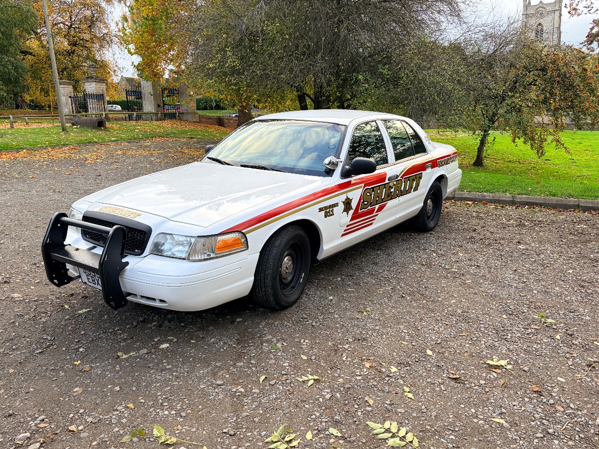 1999 Ford Crown Victoria Image 1