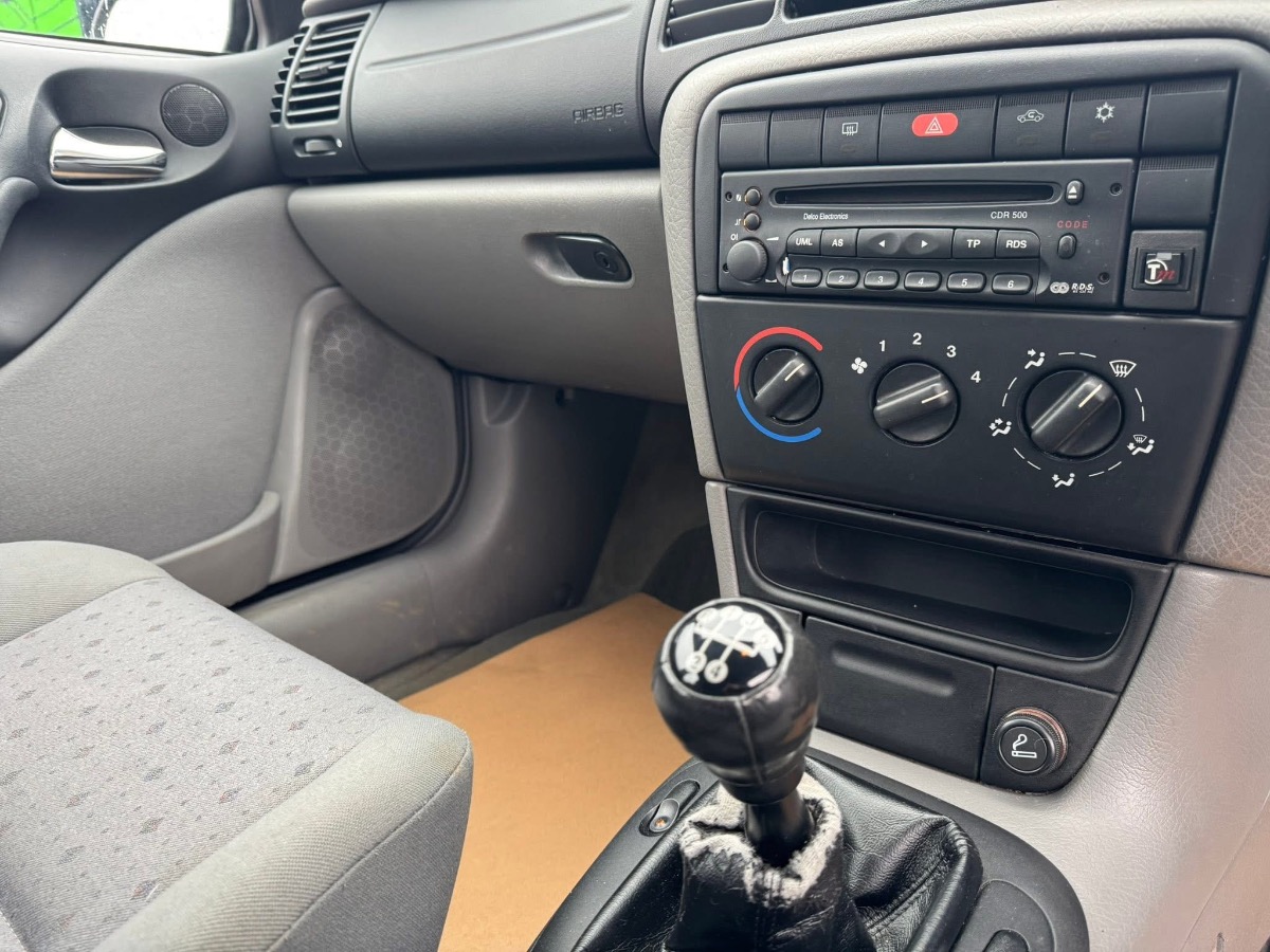 2001 Vauxhall Vectra Image 8