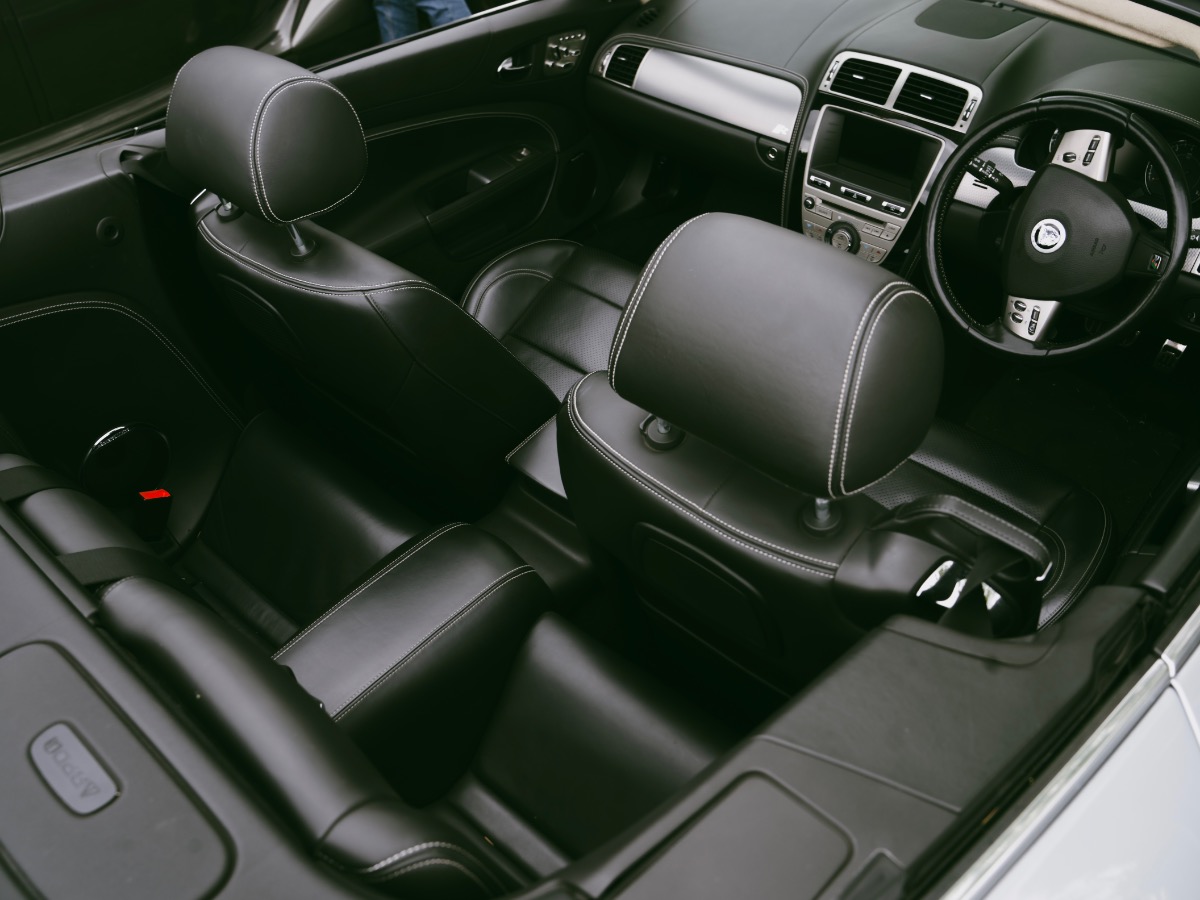 2010 Jaguar XKR Image 3