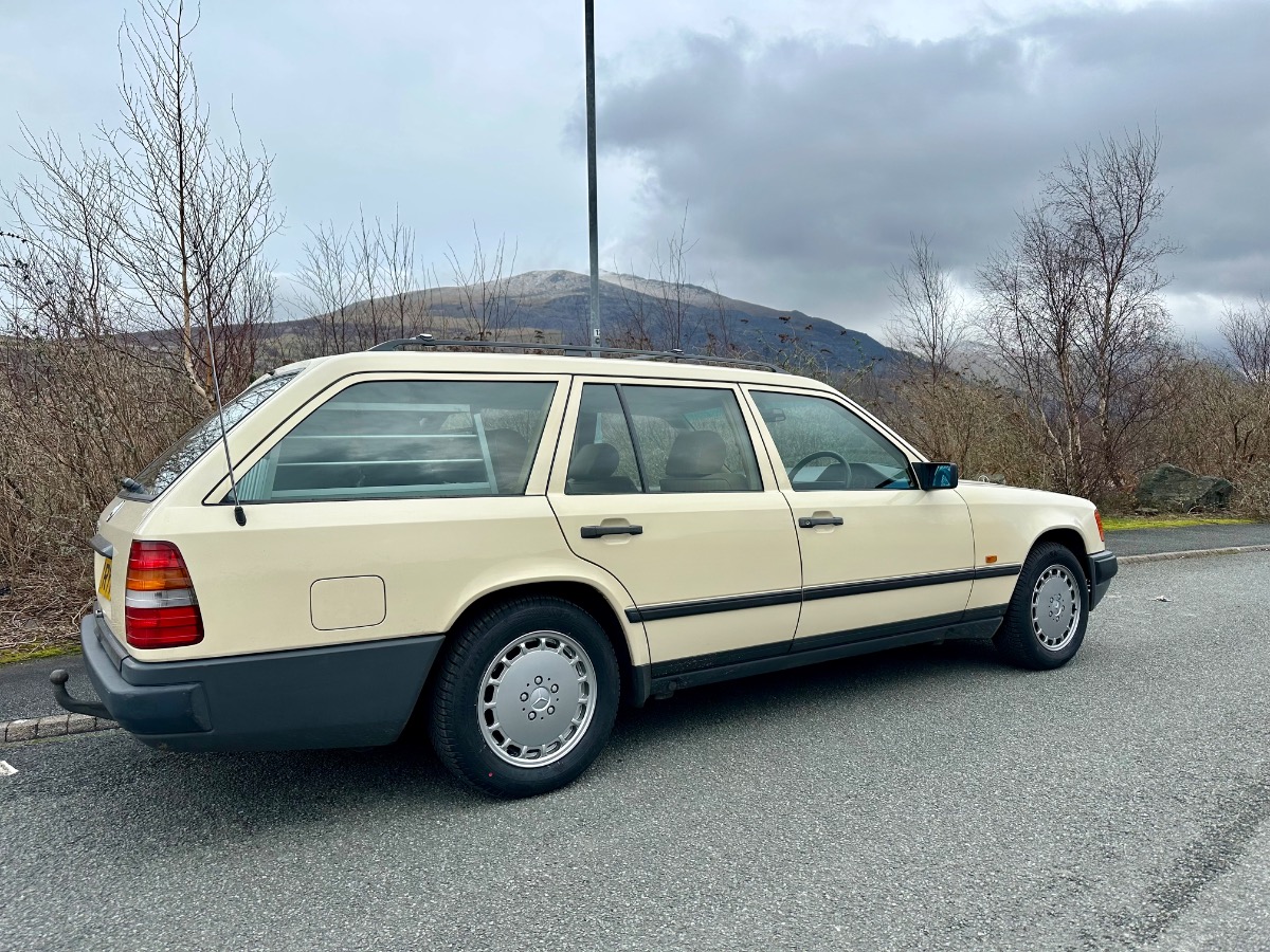 1989 Mercedes-Benz 230 Image 9