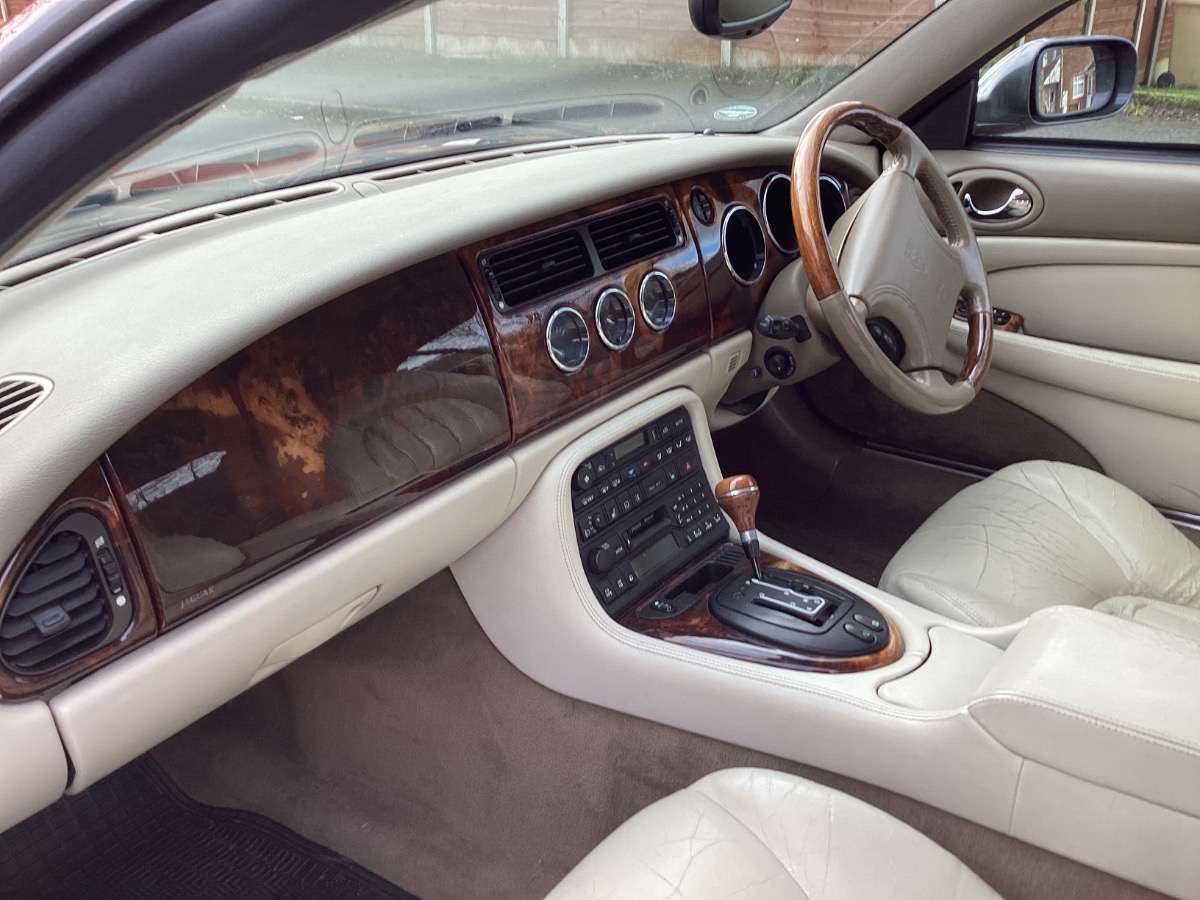 1999 Jaguar XK8 Image 9