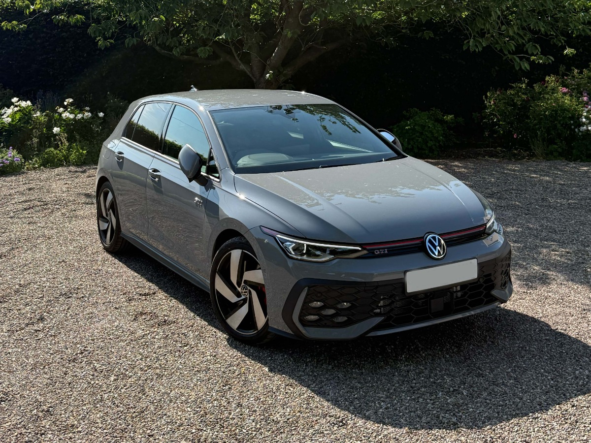 2025 Volkswagen Golf Image 1