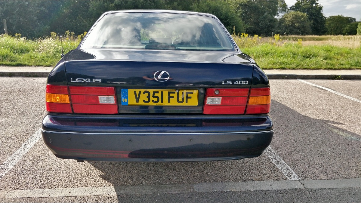 1999 Lexus LS400 Image 2