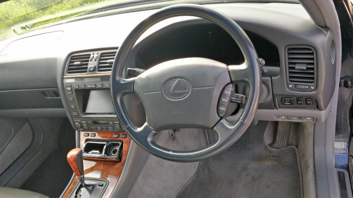 1999 Lexus LS400 Image 9