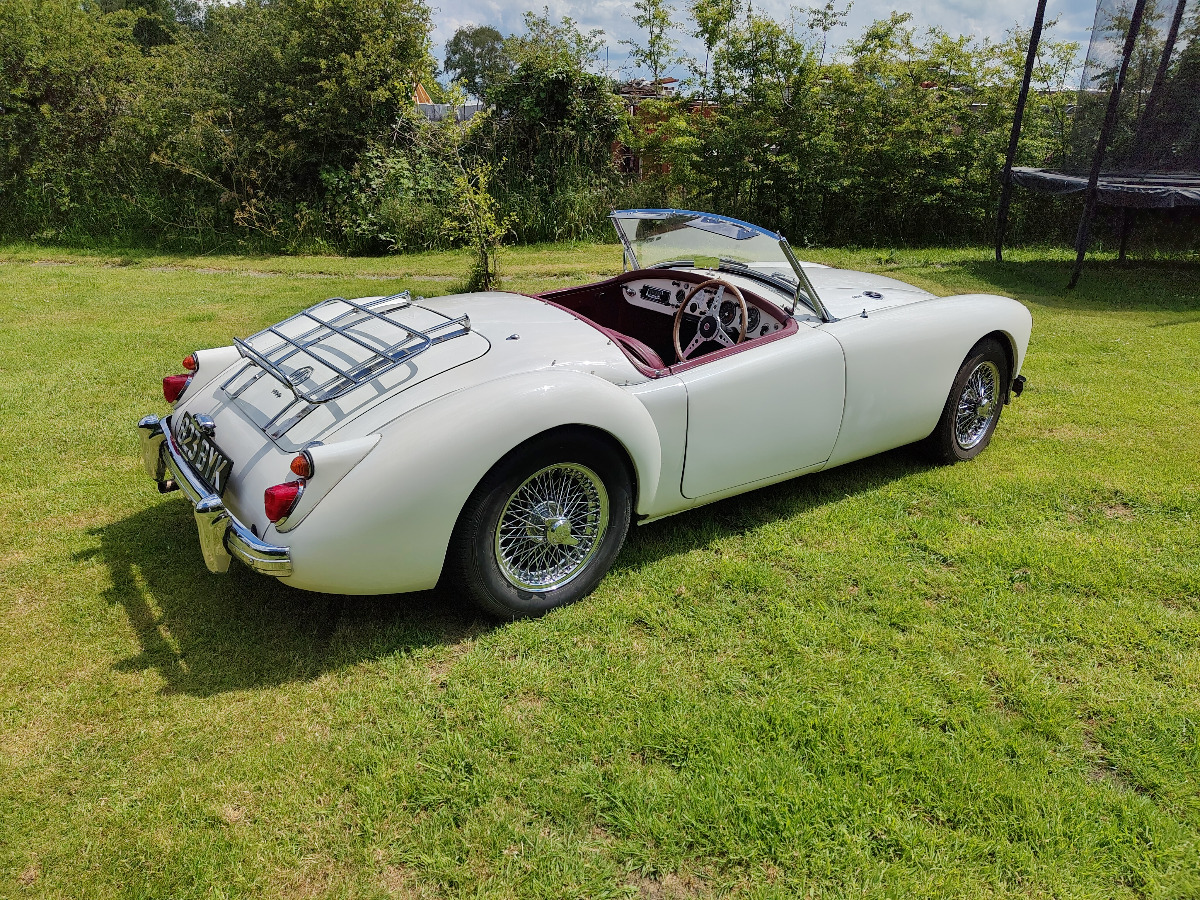 1961 MG MGA Roadster Image 2