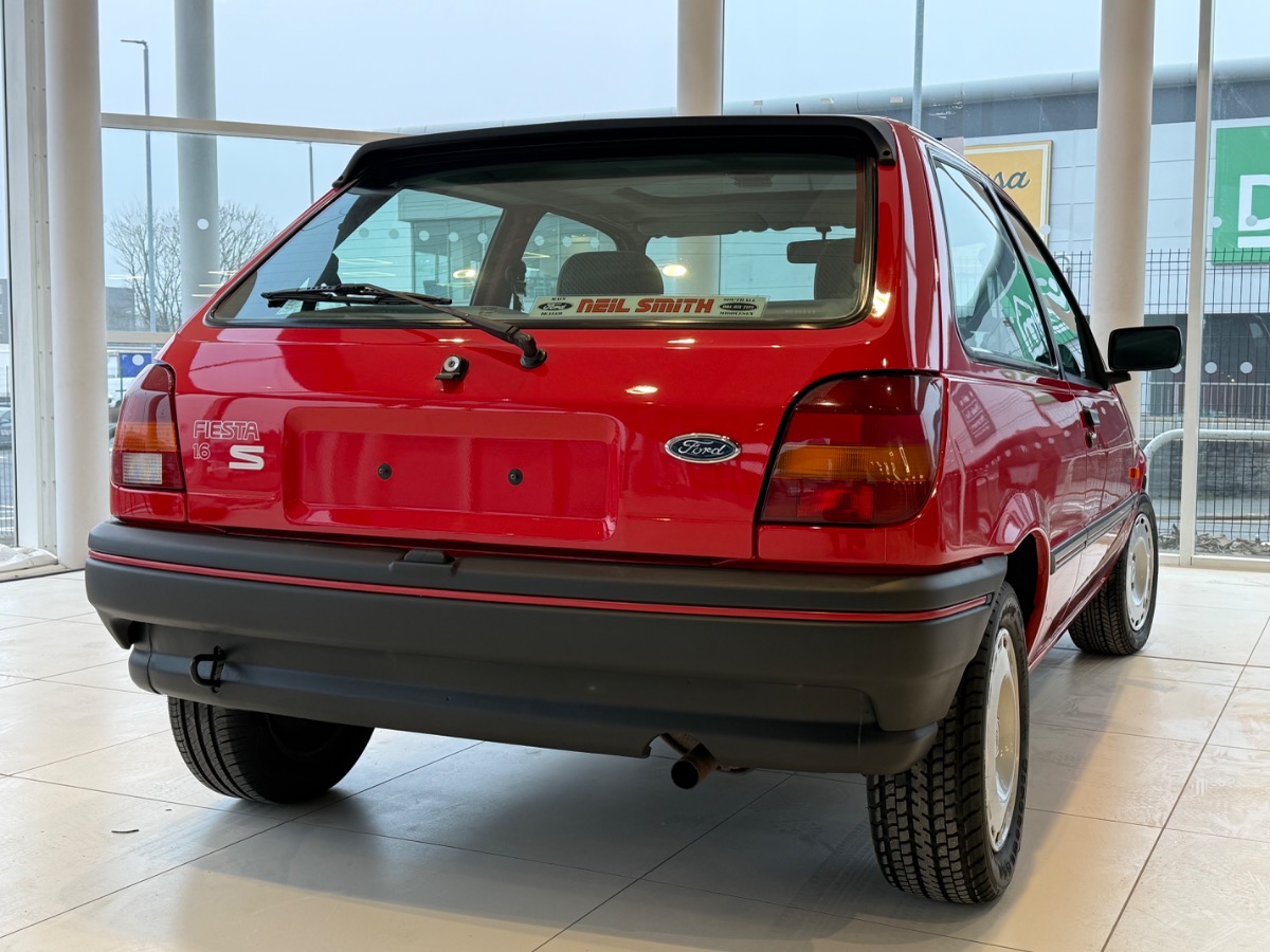 1991 Ford Fiesta Image 3