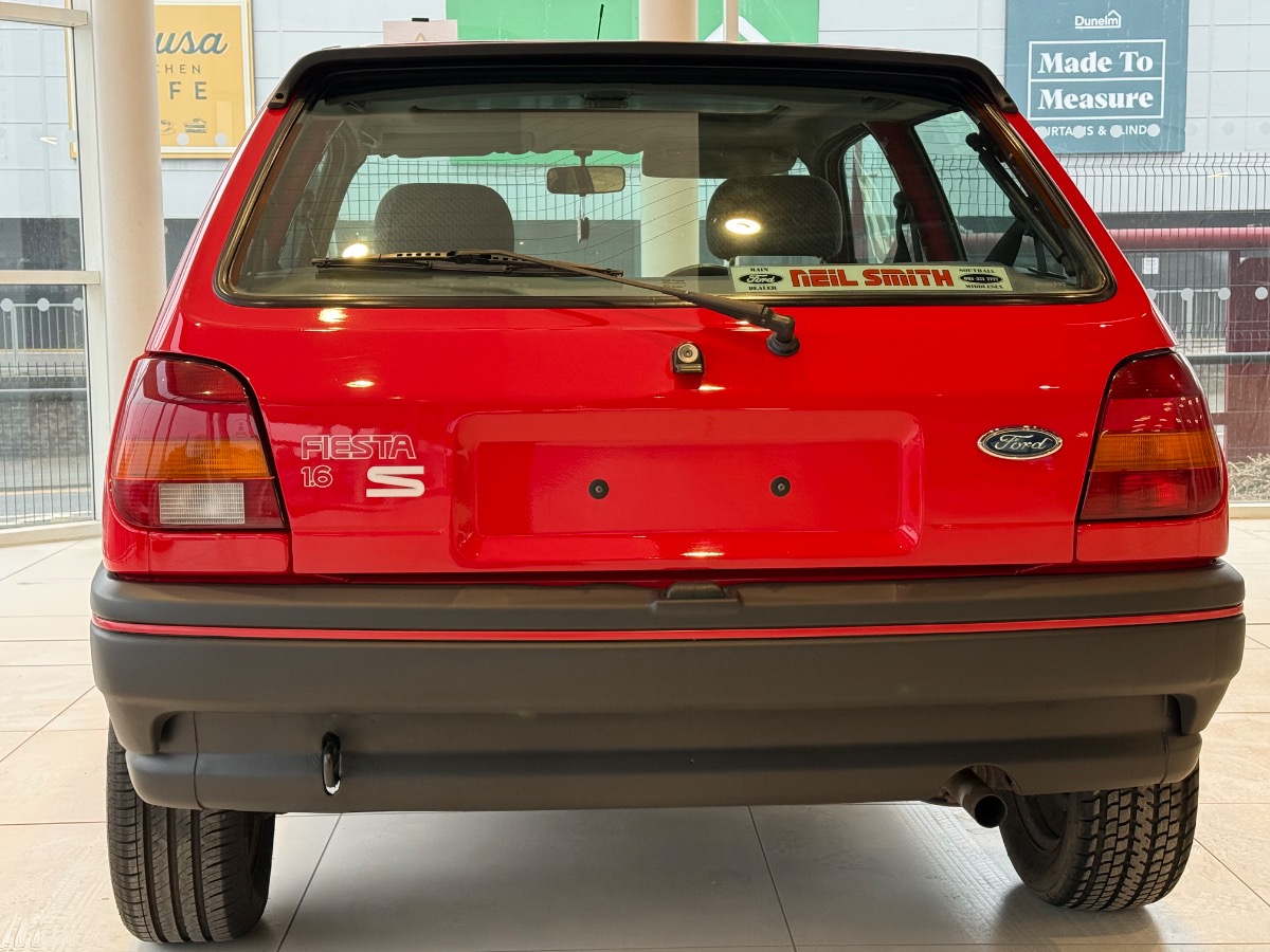 1991 Ford Fiesta Image 4