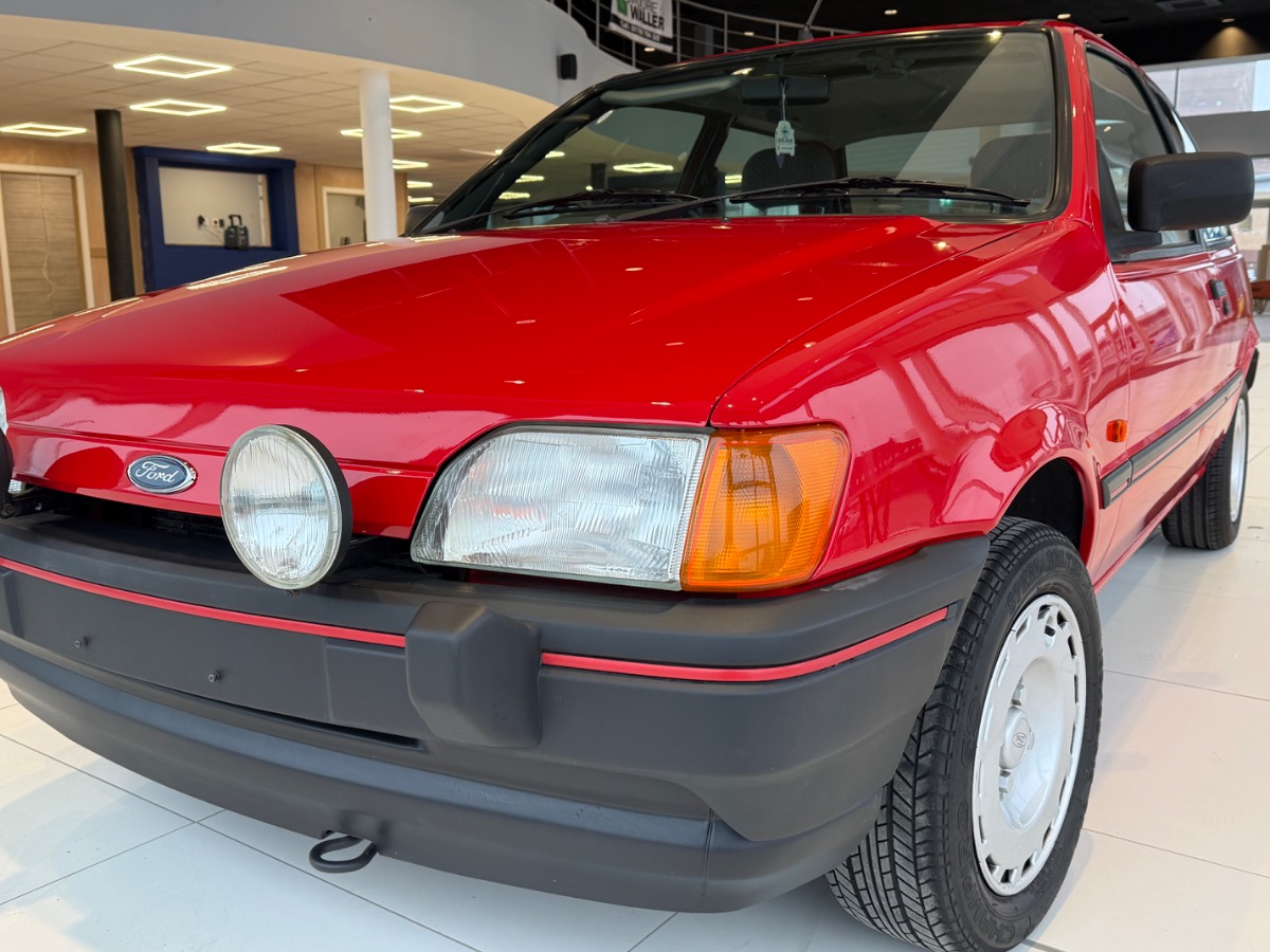 1991 Ford Fiesta Image 2