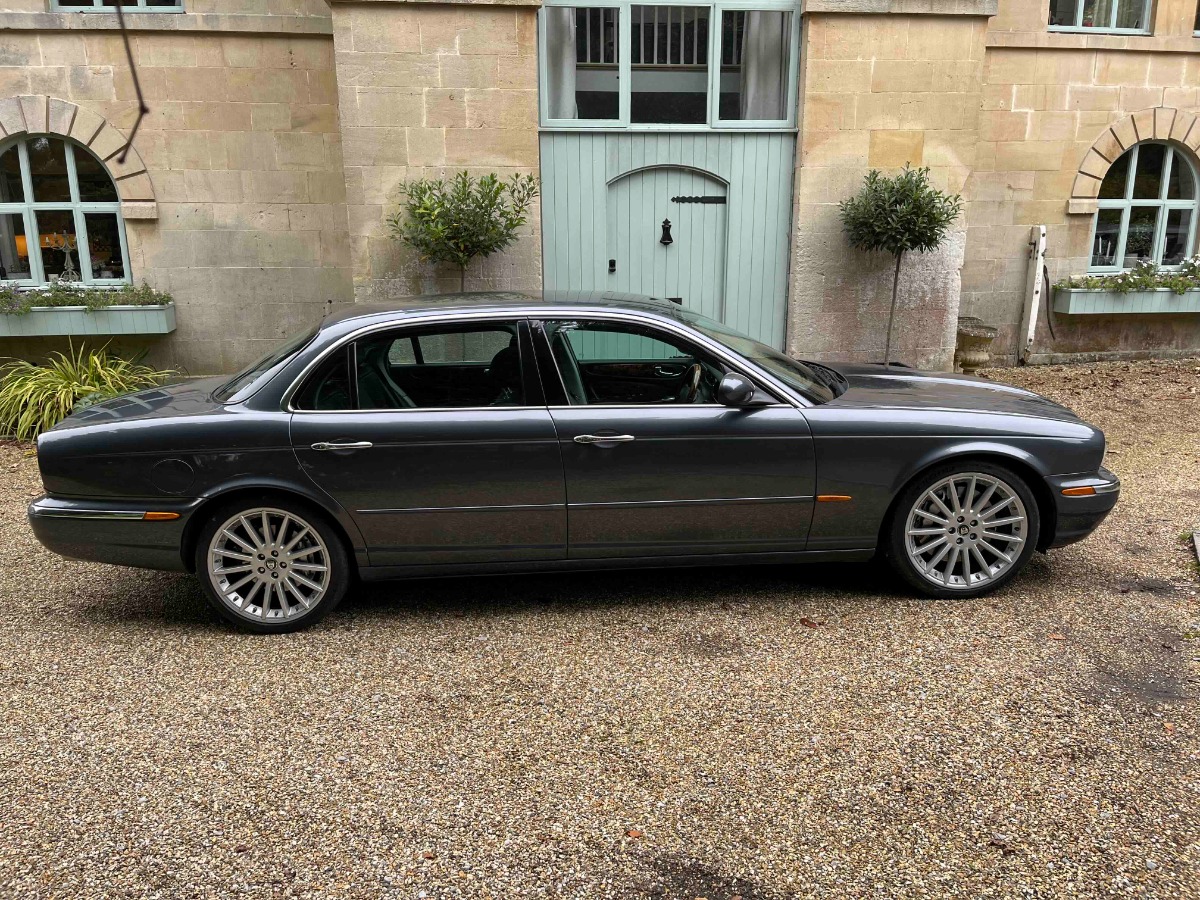 2006 Jaguar XJ Image 1
