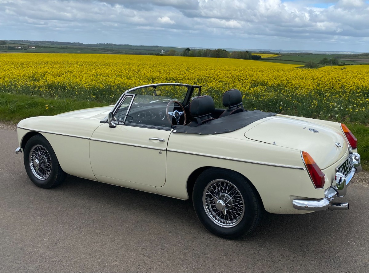 1973 MG MGB Image 2