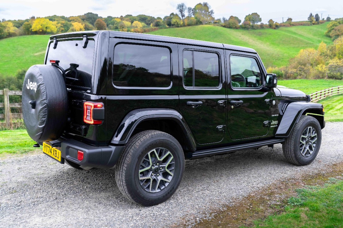 2025 Jeep Sahara Image 7