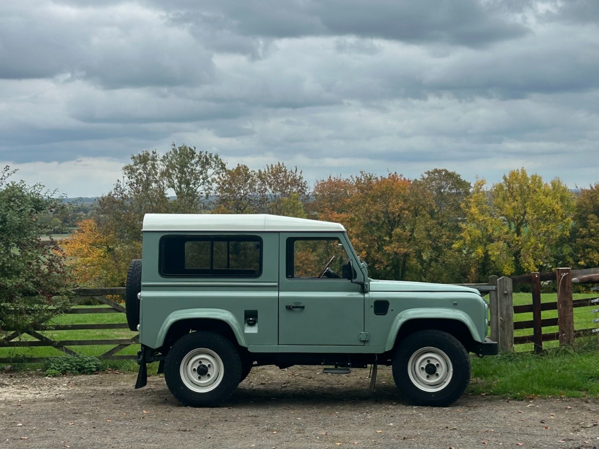 1998 Land Rover 90 Image 1