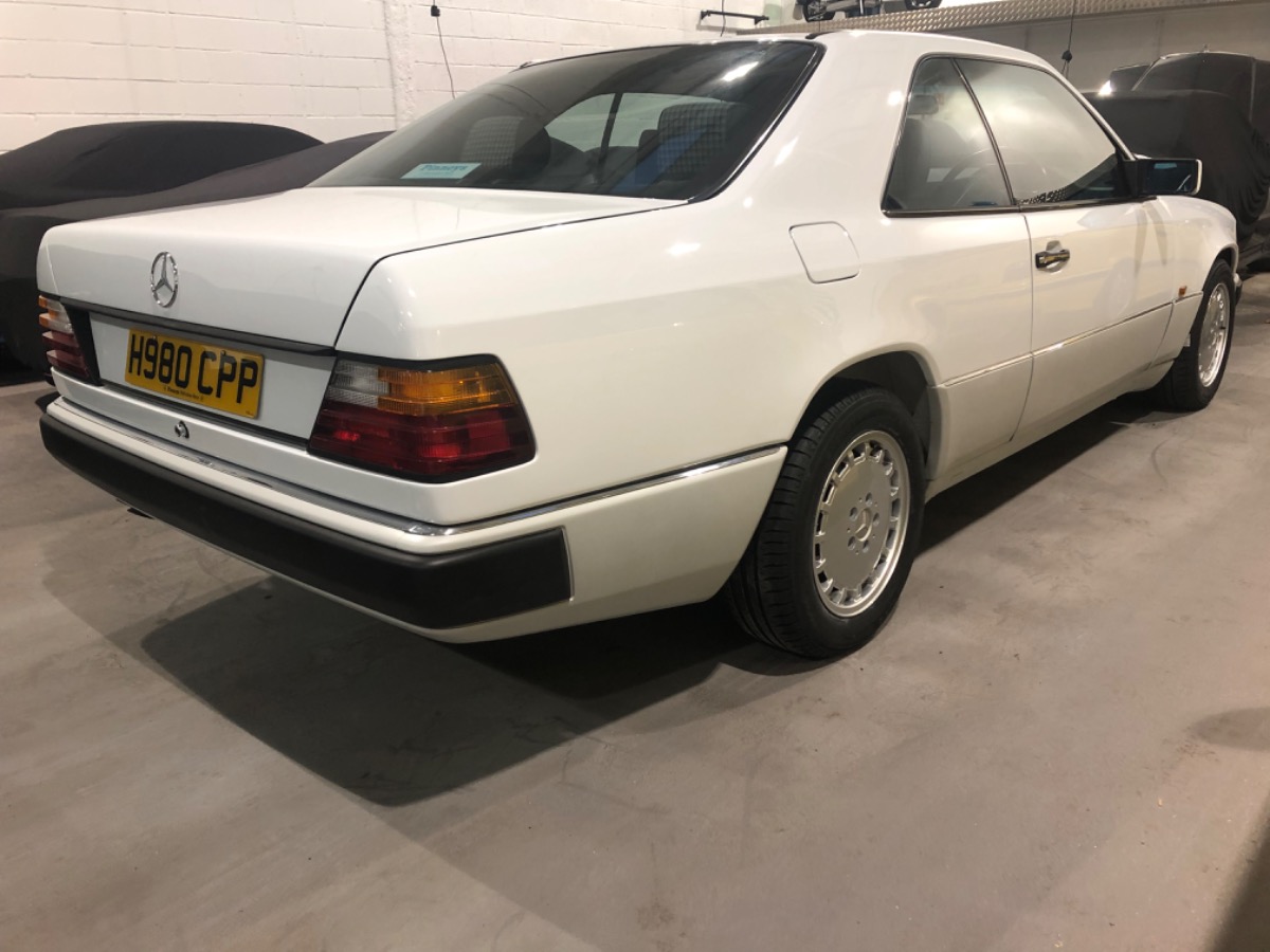 1991 Mercedes-Benz 300CE Image 3