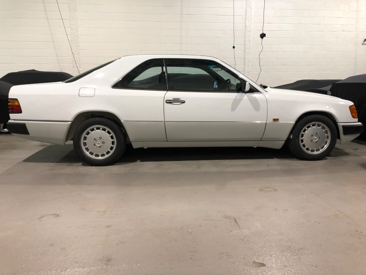 1991 Mercedes-Benz 300CE Image 1