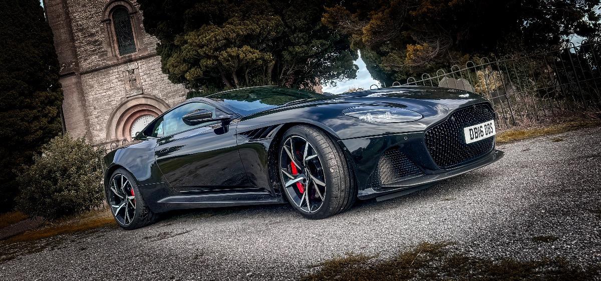 2018 Aston Martin DBS Image 1