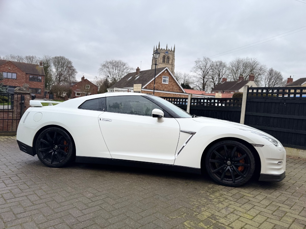 2016 Nissan GT-R Image 2