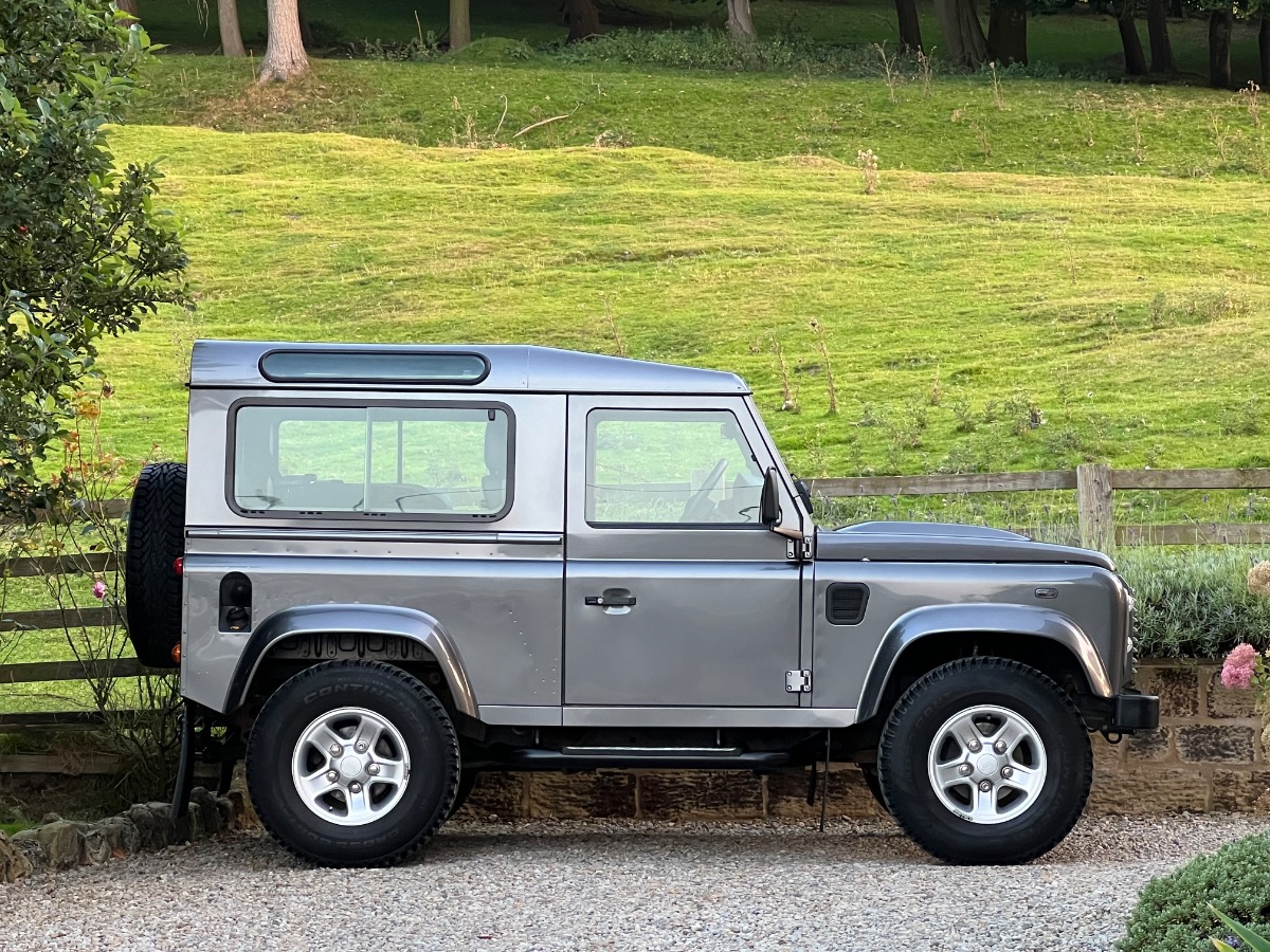 2013 Land Rover Defender 90 Image 4