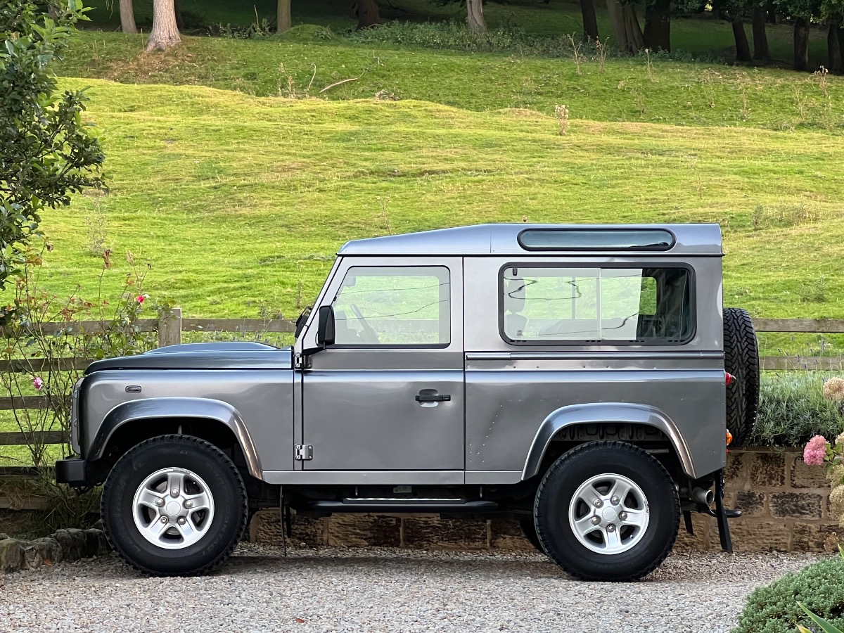 2013 Land Rover Defender 90 Image 3
