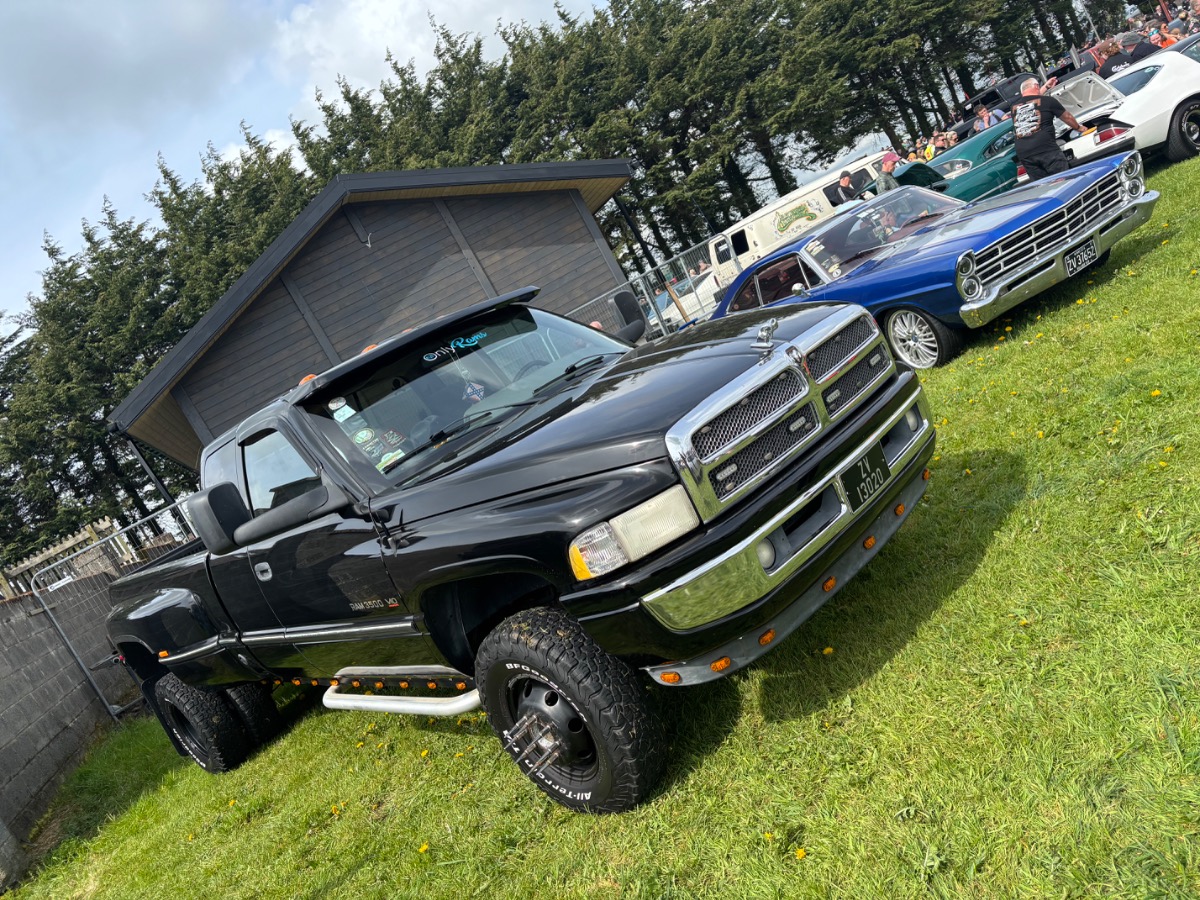 1995 Dodge Ram 3500 Image 2