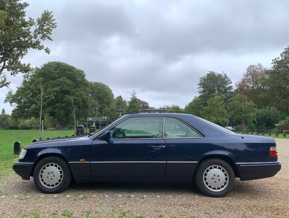 1995 Mercedes-Benz 220 Image 2