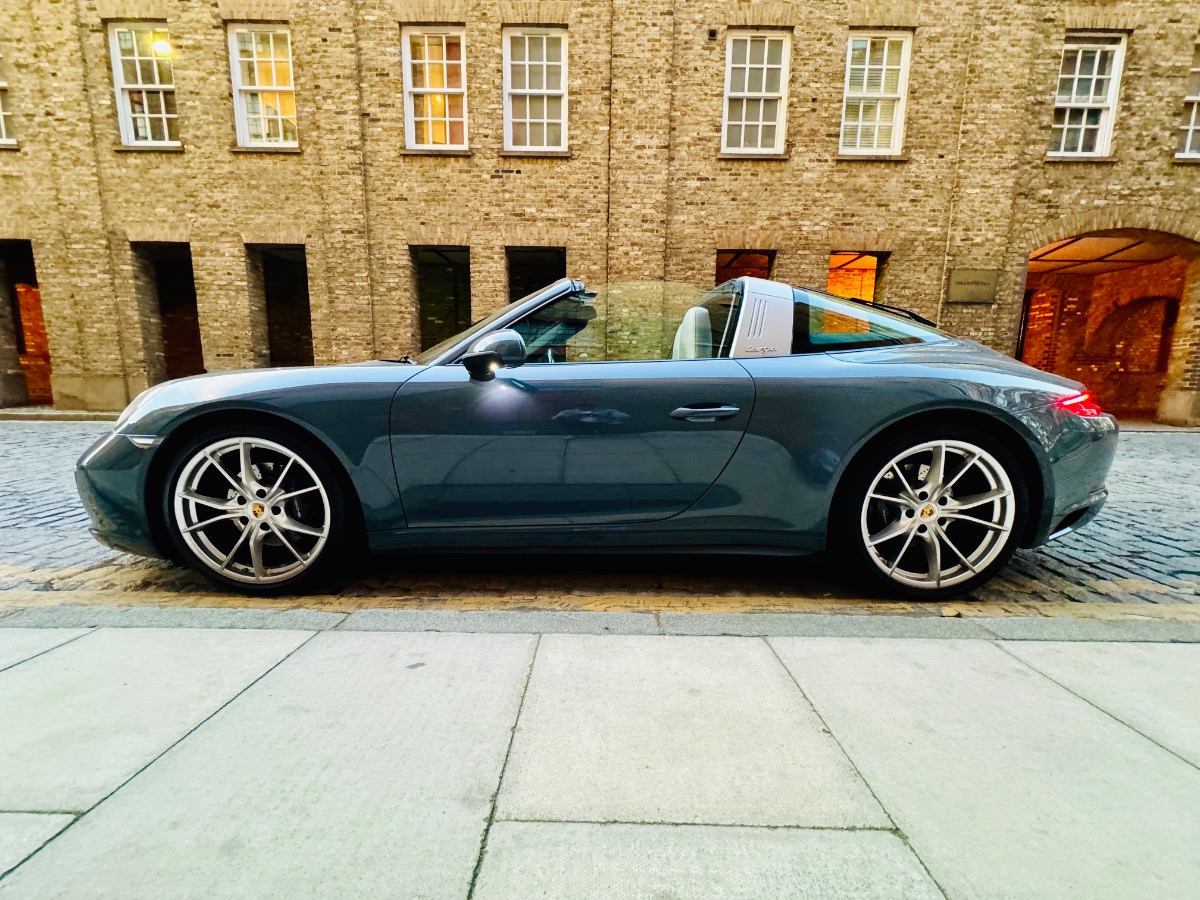 2016 Porsche 911 Image 2