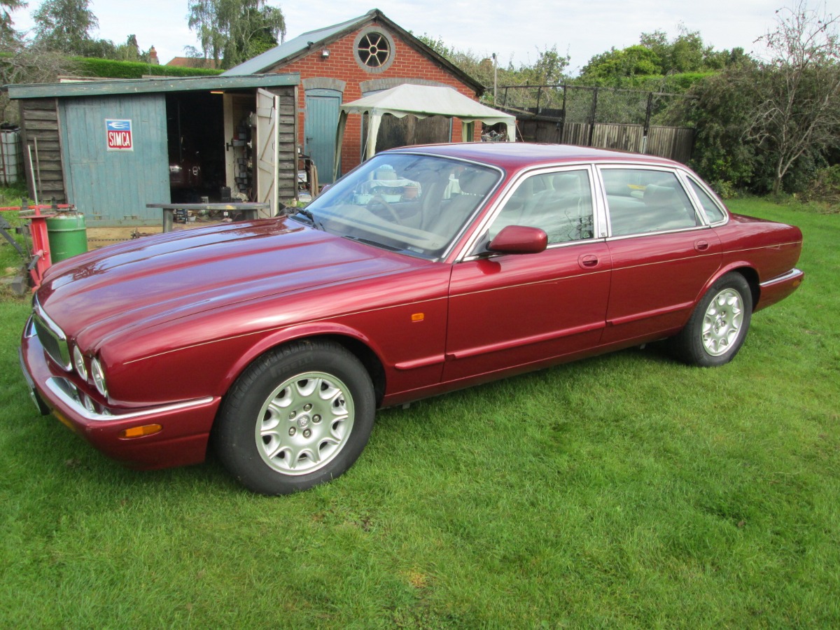 2001 Jaguar XJ Image 1