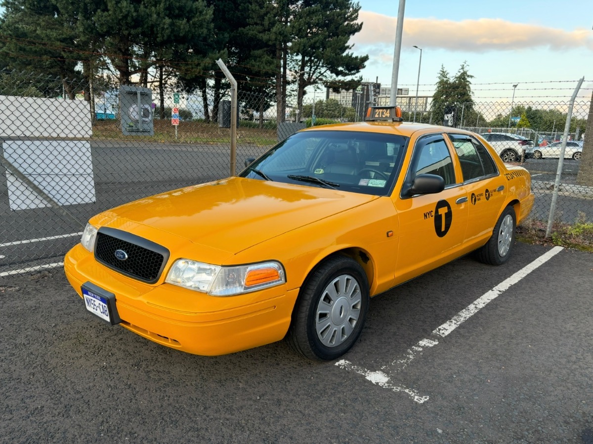 2006 Ford Crown Victoria Image 2