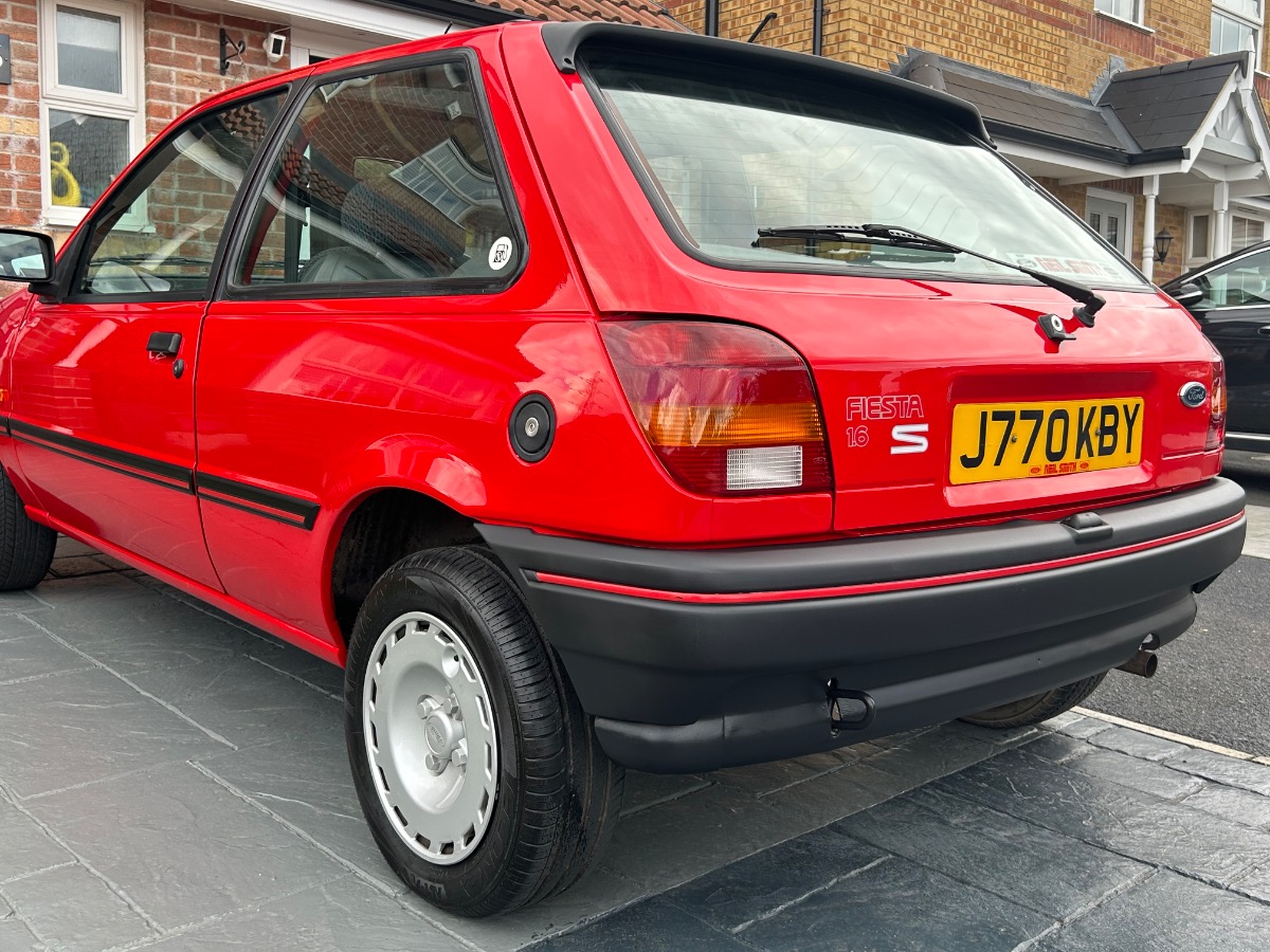 1991 Ford Fiesta Image 2