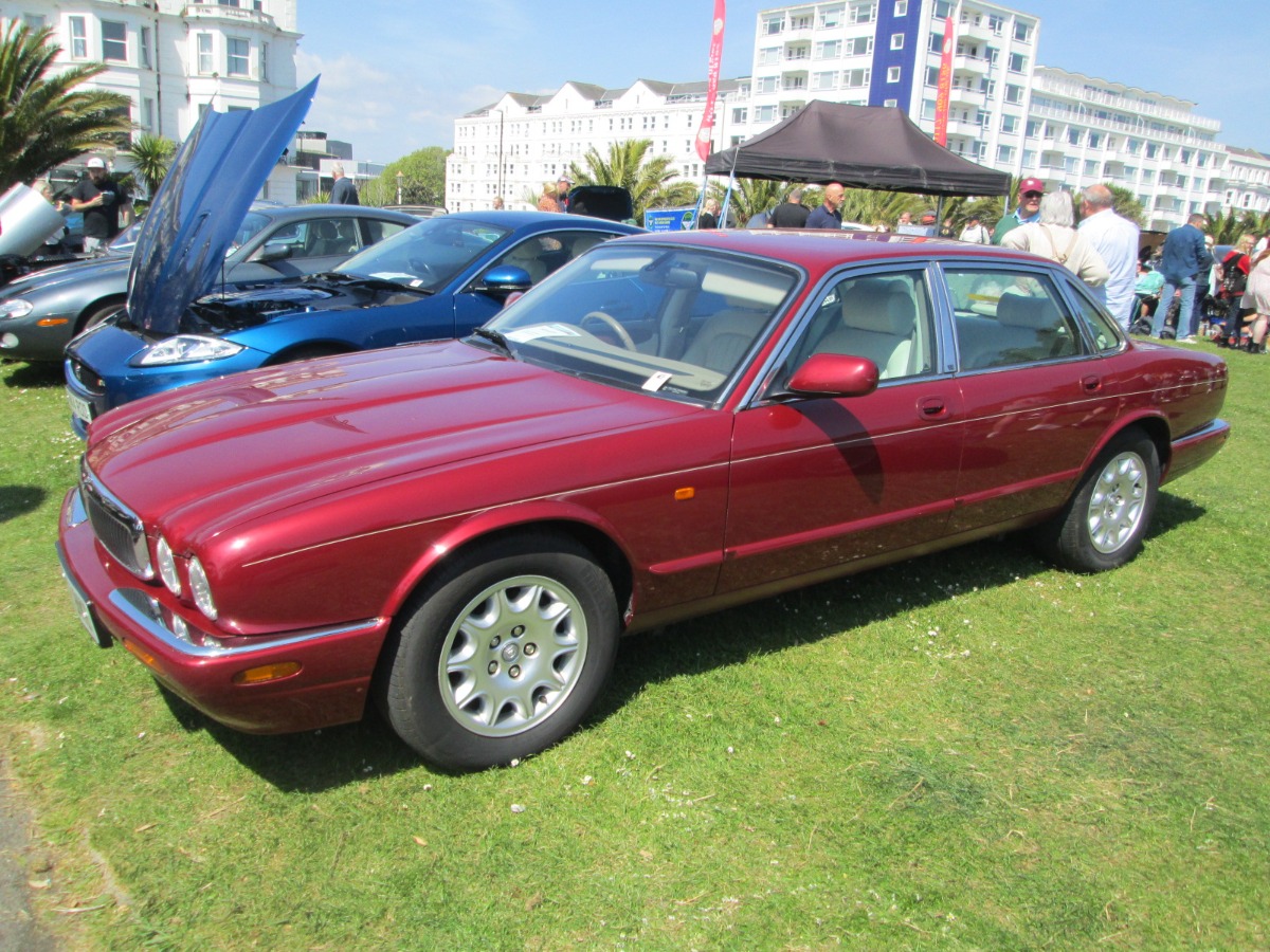 2001 Jaguar XJ Image 2
