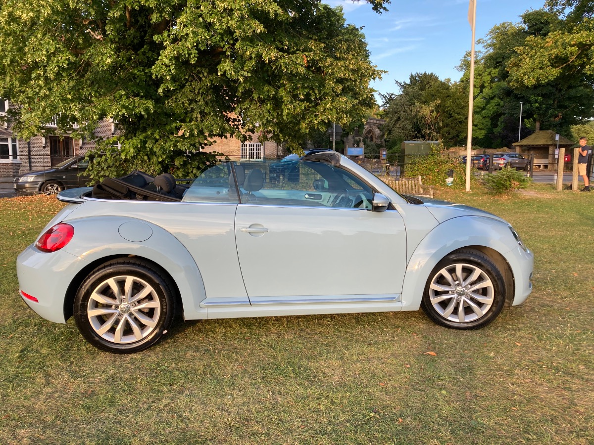2014 Volkswagen Beetle Image 2