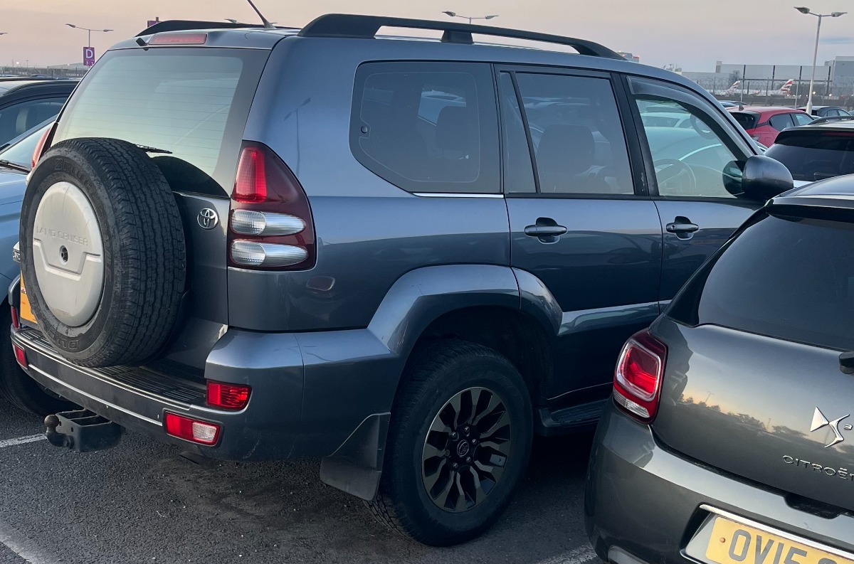 2005 Toyota Land Cruiser Image 3