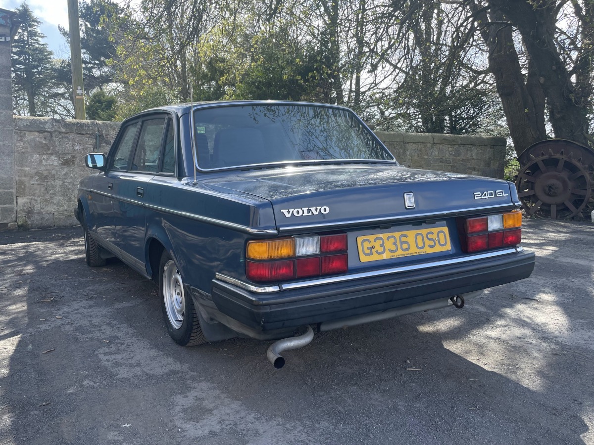 1989 Volvo 240 Image 8