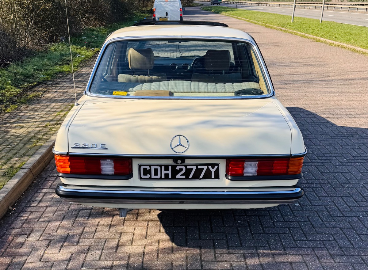 1981 Mercedes-Benz W123 Image 2