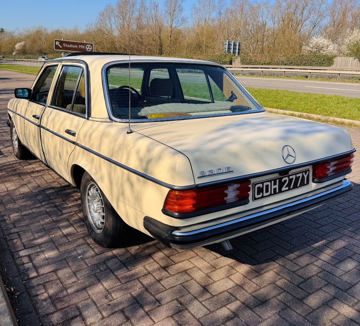 1981 Mercedes-Benz W123 Image 4