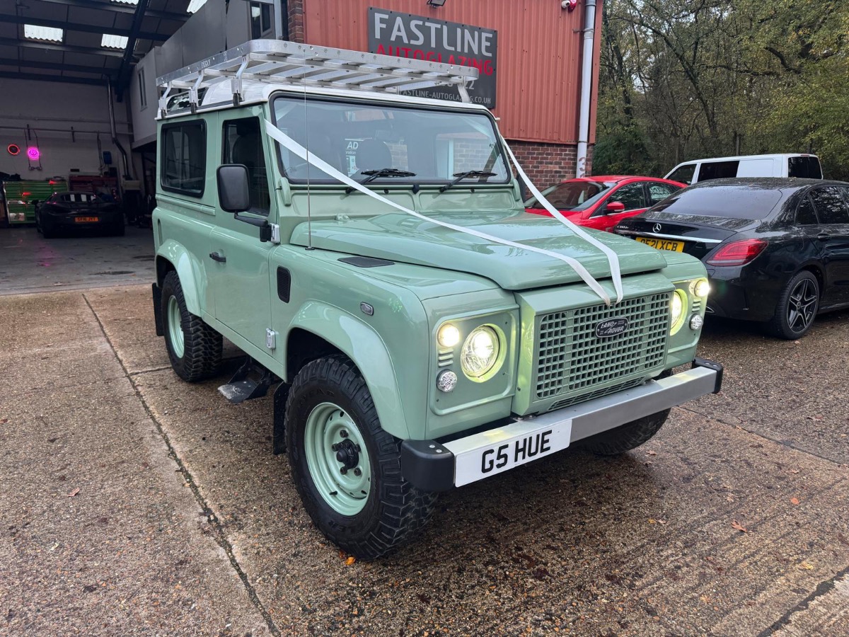 2016 Land Rover Defender Image 1