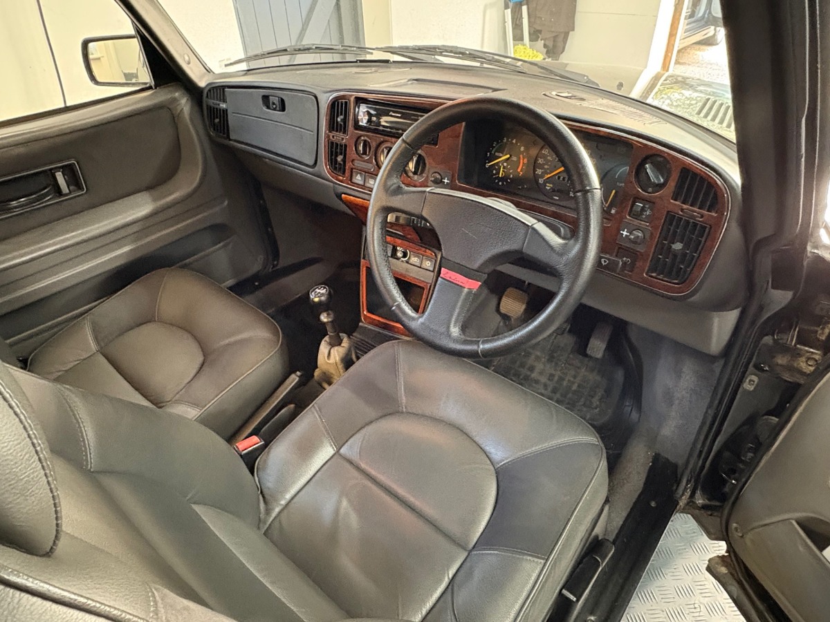 1992 Saab 900 Image 4