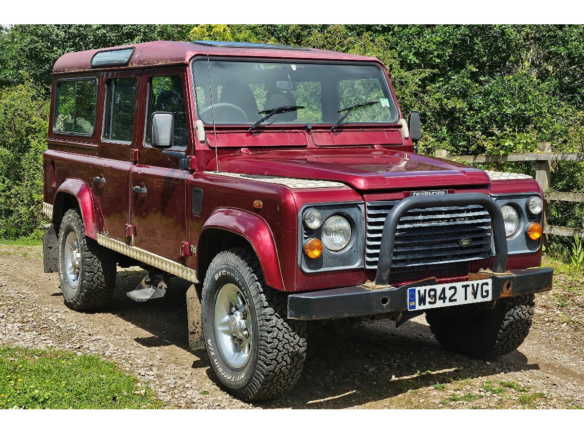 2000 Land Rover Defender 110 Image 1