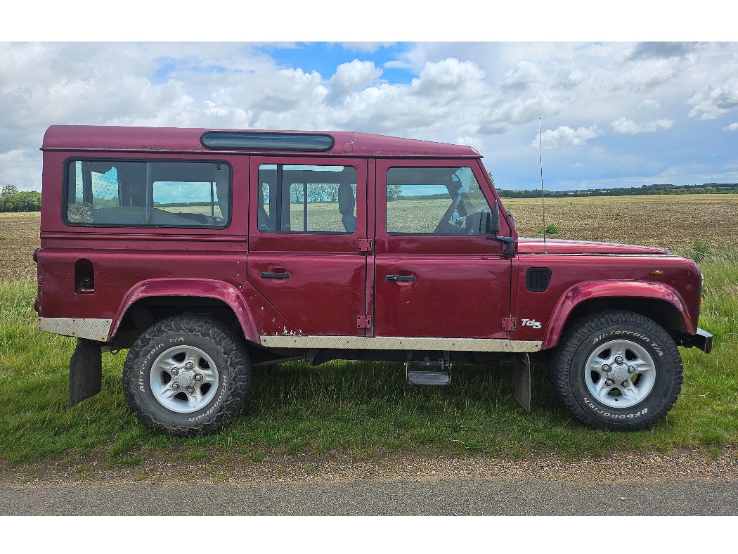 2000 Land Rover Defender 110 Image 2