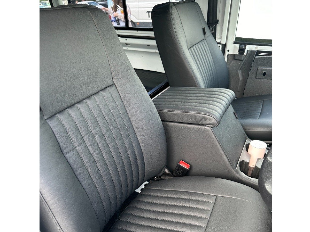 2014 Land Rover Defender 90 Image 14
