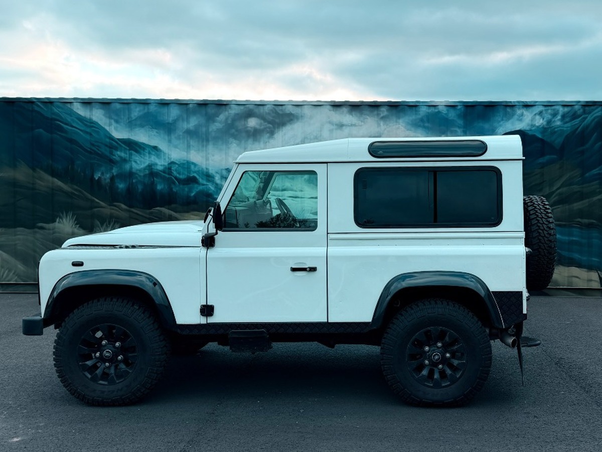 2014 Land Rover Defender 90 Image 9