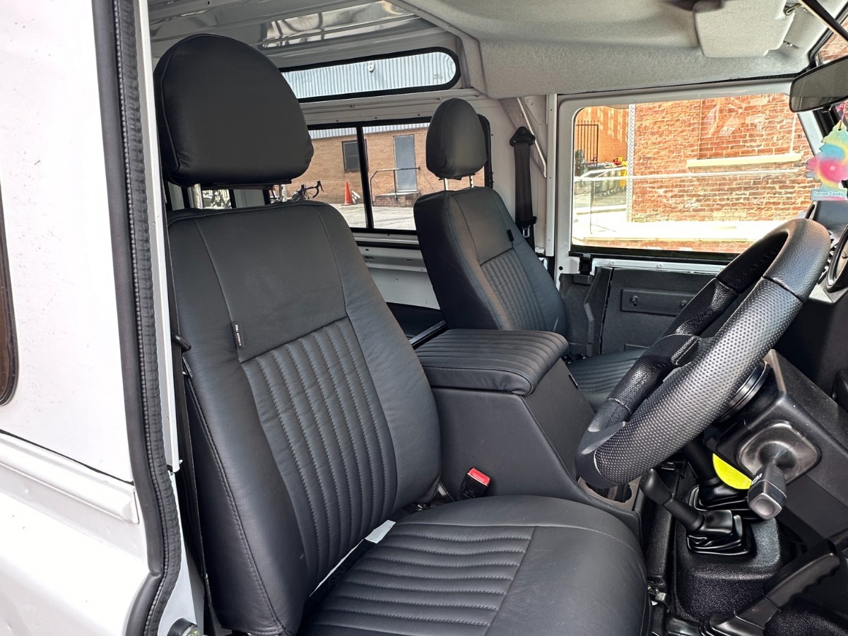 2014 Land Rover Defender 90 Image 15