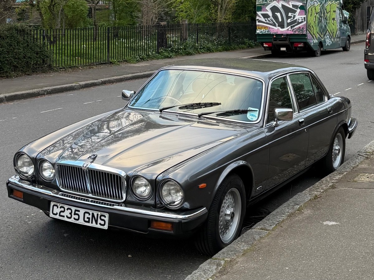 1985 Jaguar XJ6 Image 1